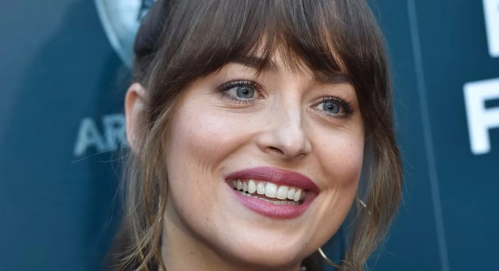 Dakota Johnson Teeth Gap & Cosmetic Dentistry