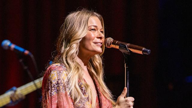 leann-rimes-teeth-and-smile